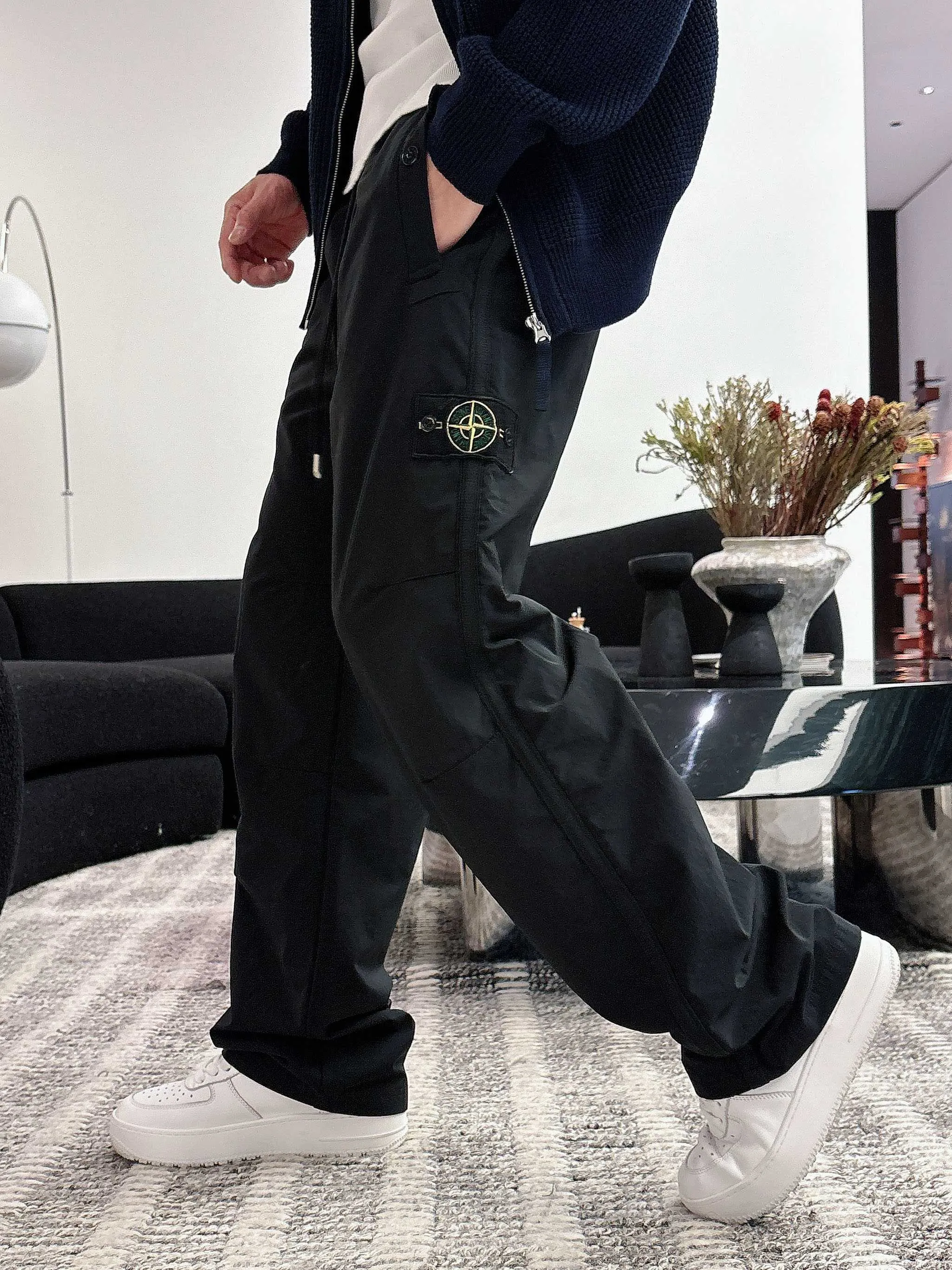 P300 𝙉𝙚𝙬⚜️Stone Island》 2025 Autumn and Winter New Casual Pants Brand Classic LOGO Casual Pants Customized fabric with excellent comfort and strong hand touch Highly recognizable Perfect appearance and craftsmanship Color: Black Size: M-3XL